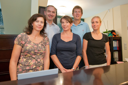 Thomas Heß (hinten li.), Timo Wolfschmidt (hinten re.) und Silke Heydolph (vorne re.) leiten die Praxis gemeinschaftlich